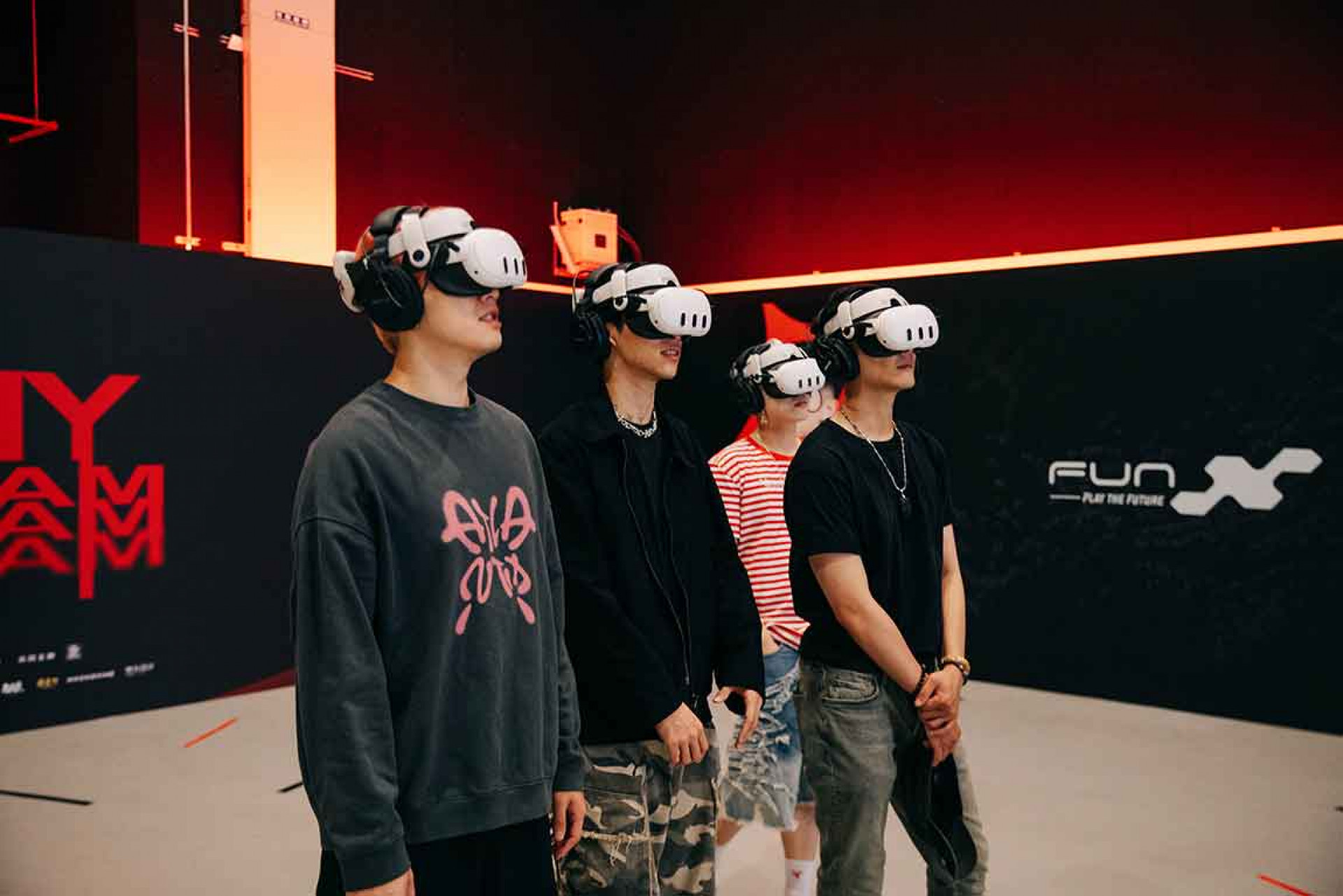 成員親自戴上頭盔體驗展覽互動