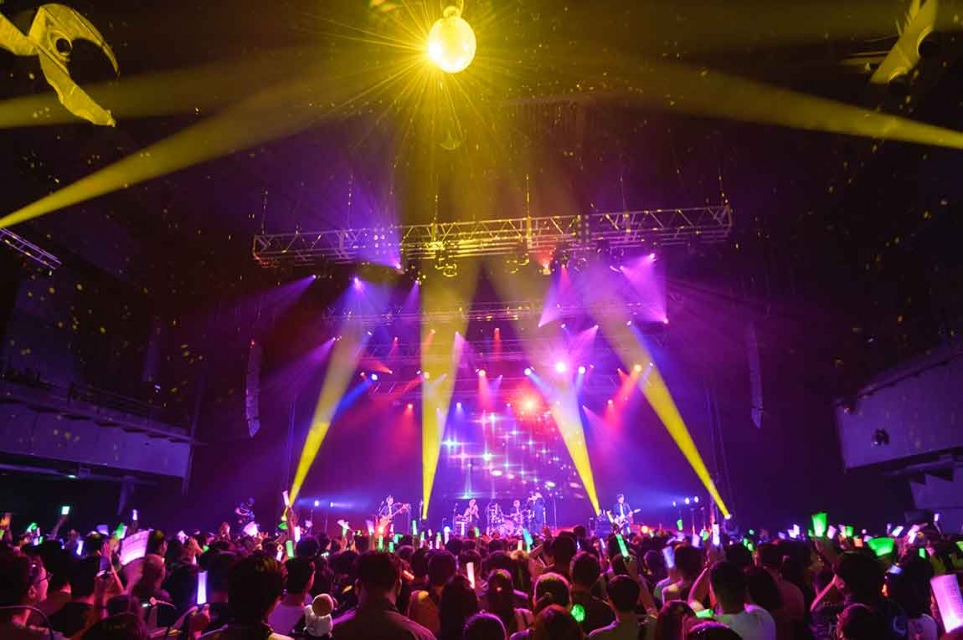 現場如臨最終戰役,歌迷高舉雙手與螢光棒隨節奏吶喊