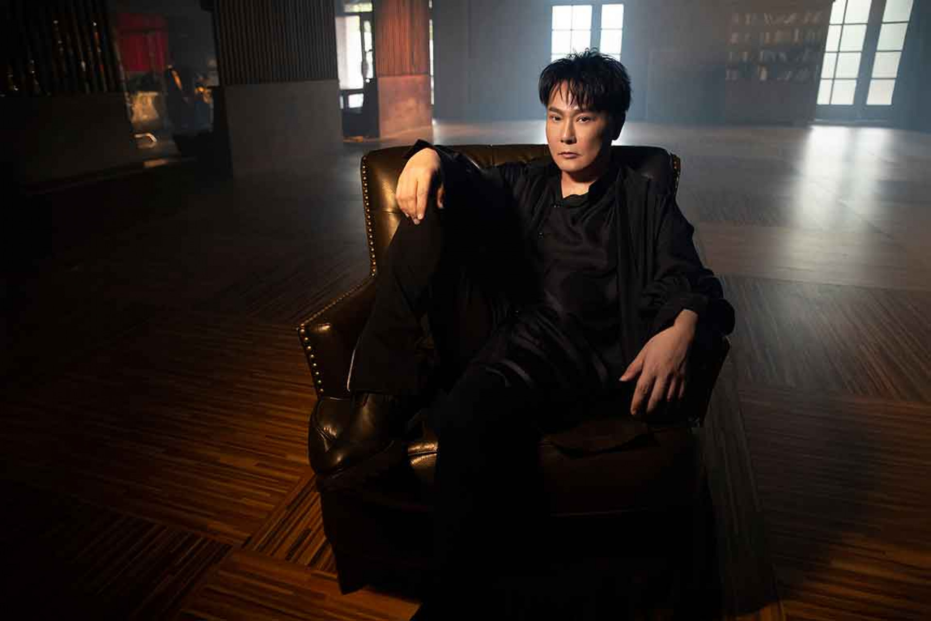 張信哲化身「宏觀者」 〈共犯〉直面沉默時代 守夢想自由