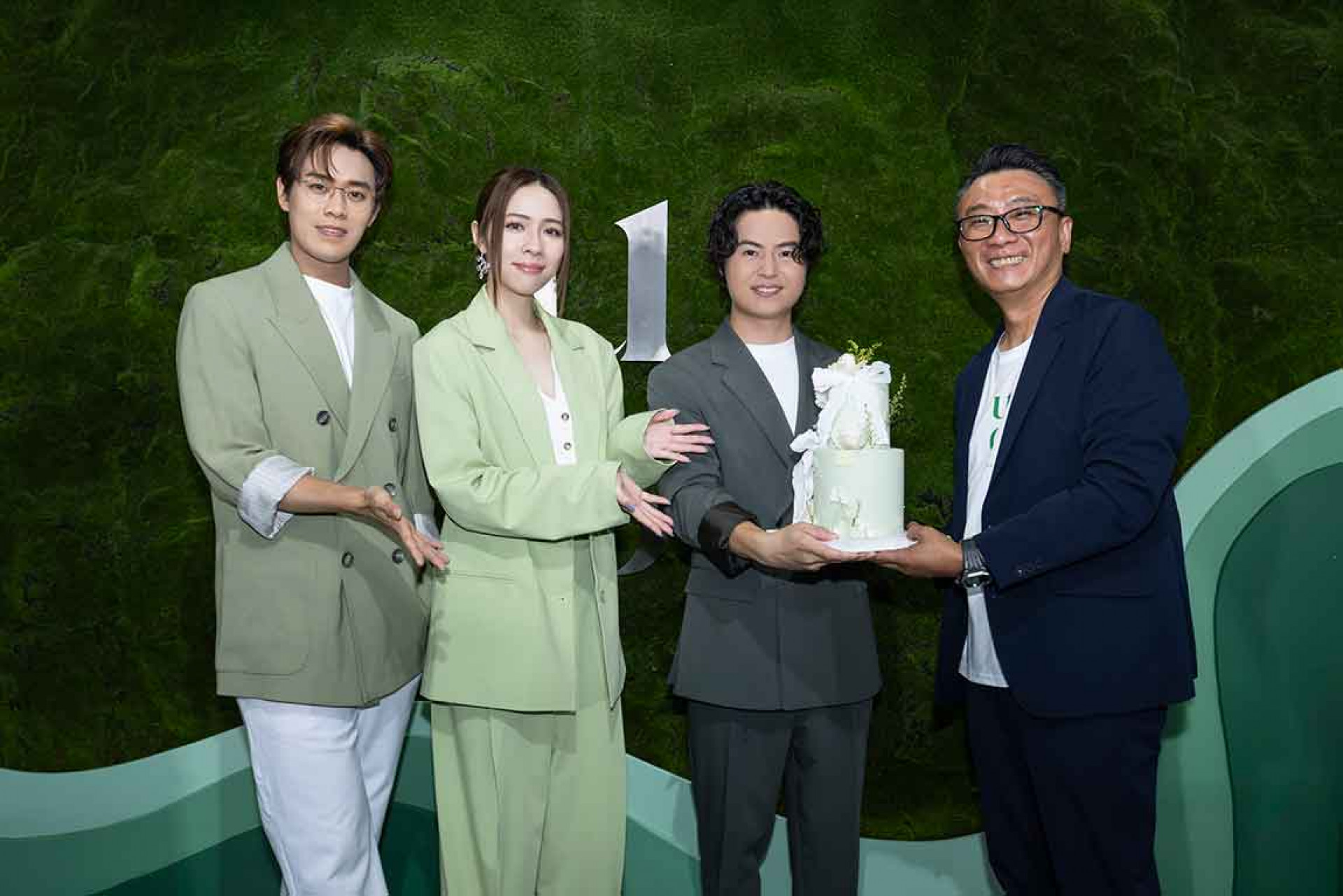 告五人親臨UG全球首店暖心探班 獻上生日蛋糕同慶週年。(相信音樂提供)