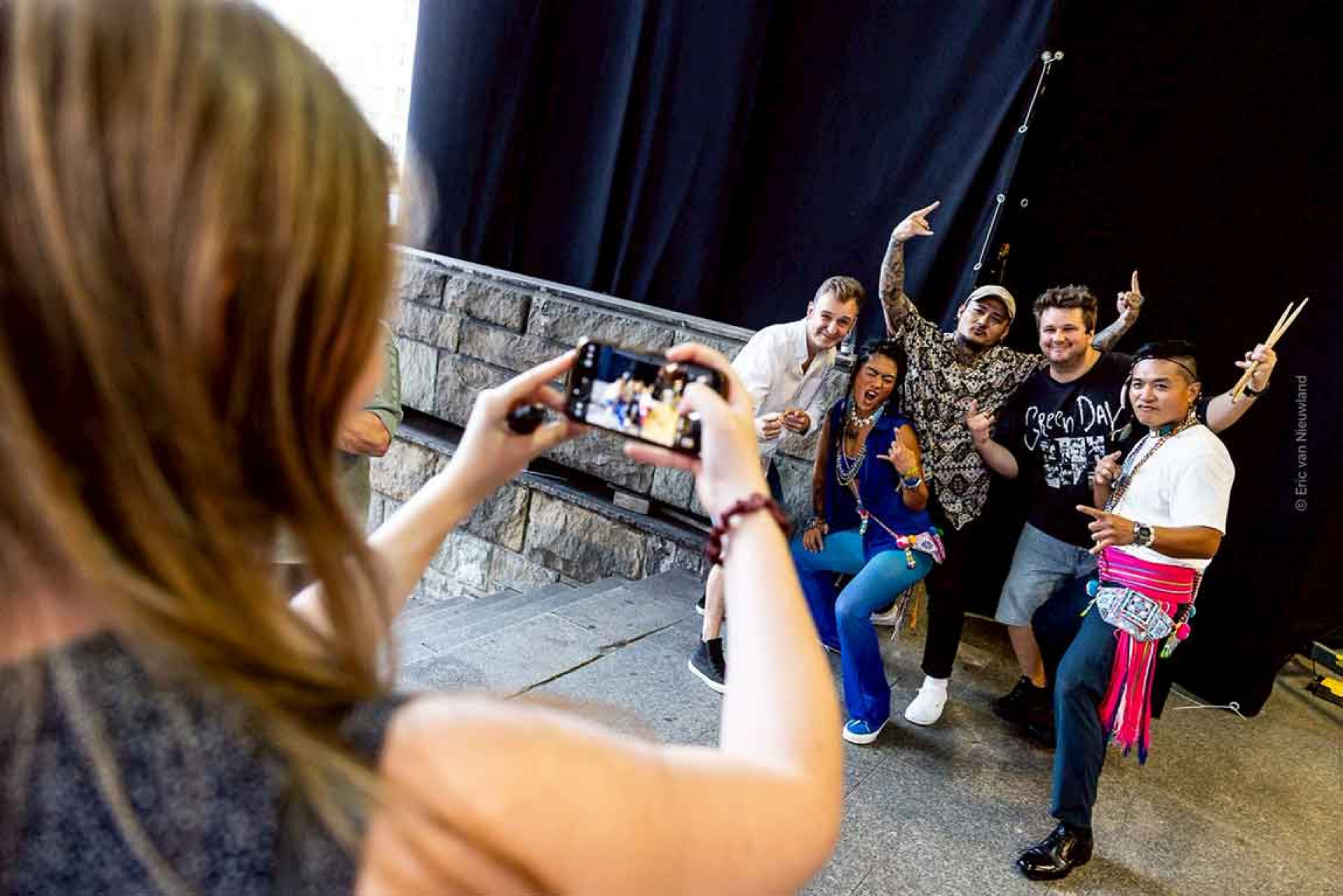 搖滾樂團「漂流出口」於波蘭場演出後與當地熱情的粉絲合影。 (圖/Eric van Nieuwland 提供)