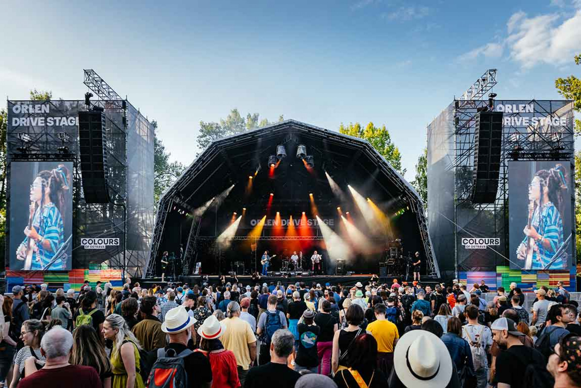 阿美搖滾樂團「漂流出口」在捷克 Colours of Ostrava 音樂節演出,震撼萬名歐洲樂迷。(圖/Eugene Zhyvchik 提供)