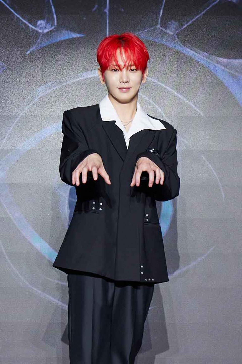以中文向粉絲暖心喊話「SHINee WORLD一直非常感謝大家，我愛你們」