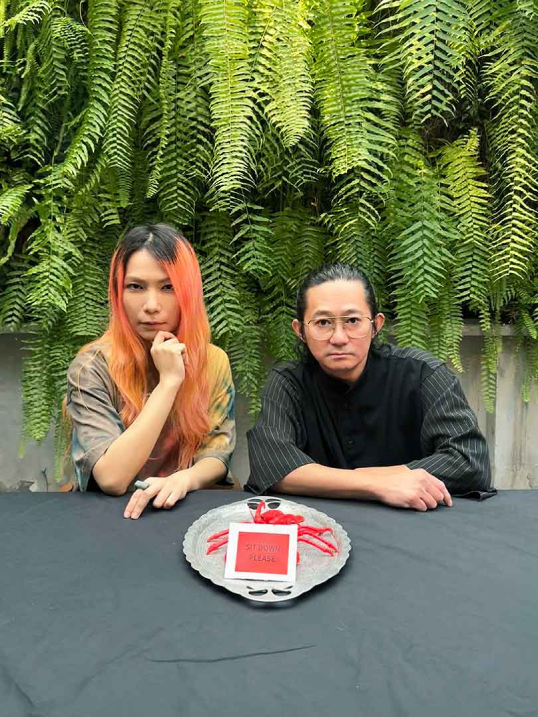 Tizzy Bac翻玩經典港片 義大利設計師「Sit Down Please」加持特別場。(相信音樂提供)