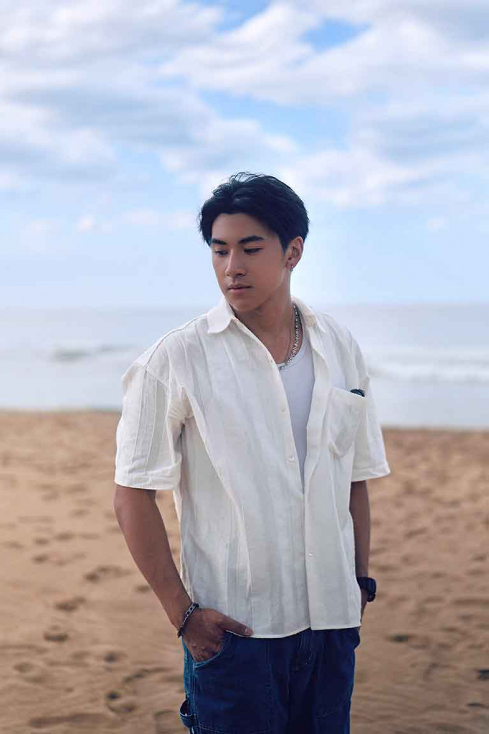 木吉他編織夏日旋律，融合 R&B 與流行饒舌，質感滿分