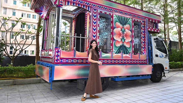 李千娜〈無法度按捺〉MV迅速破百萬點閱 耗時3個多月打造電子花車「千娜舞台秀」初登場！