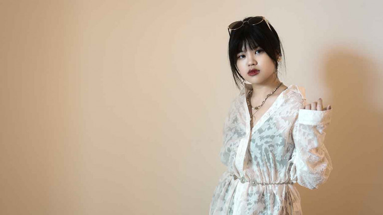 別讓焦慮綁架你！柔軟系女聲冠妤Nikko新作〈Coffee Table Lunch〉獻給每個城市旅人的療癒處方箋