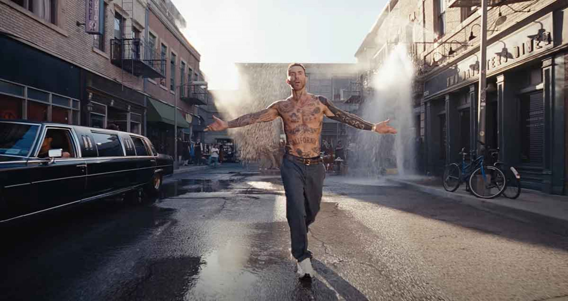 亞當大秀好身材-翻攝自Maroon 5 YouTube