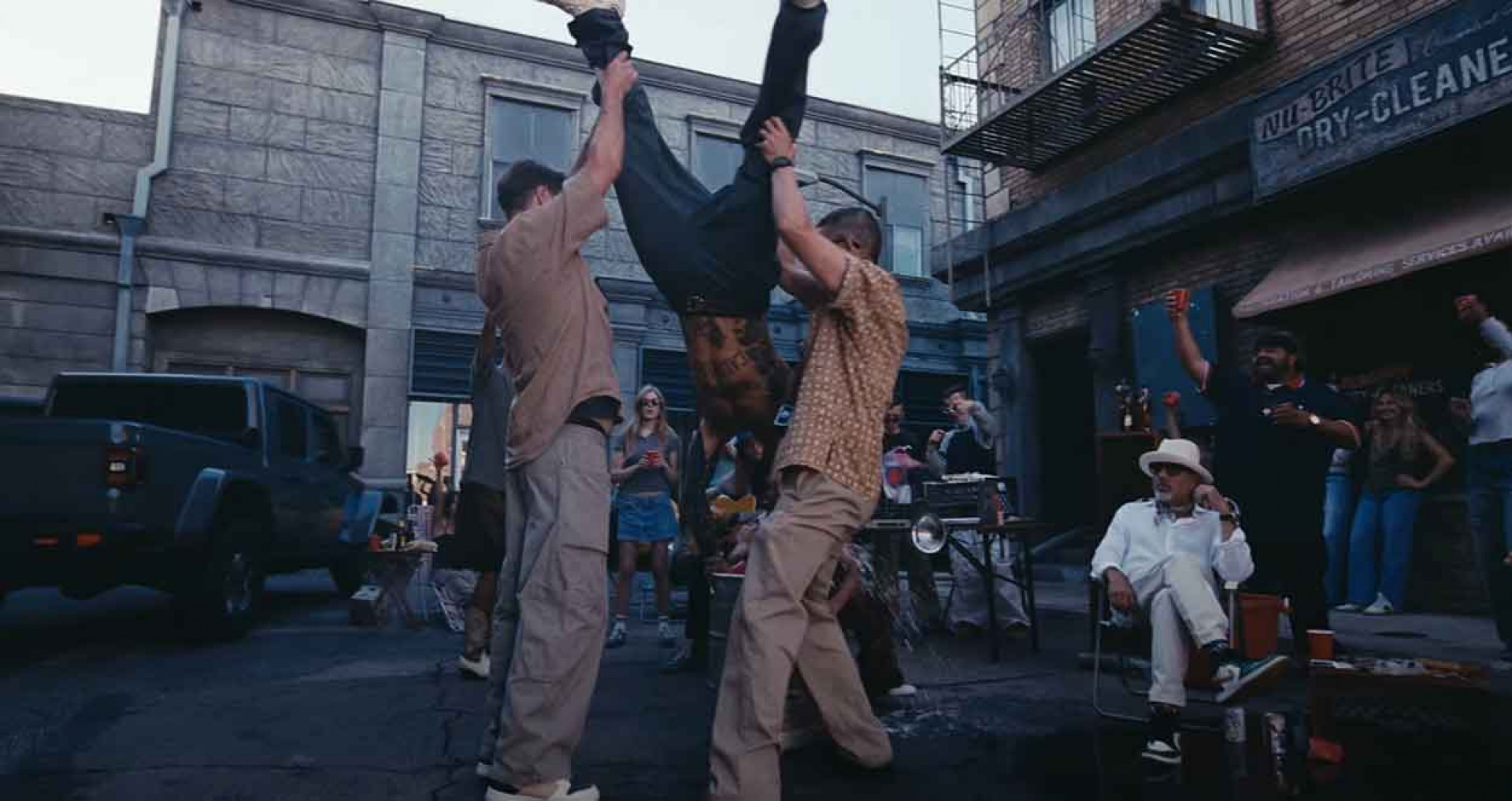 亞當倒立喝酒-翻攝自Maroon 5 YouTube