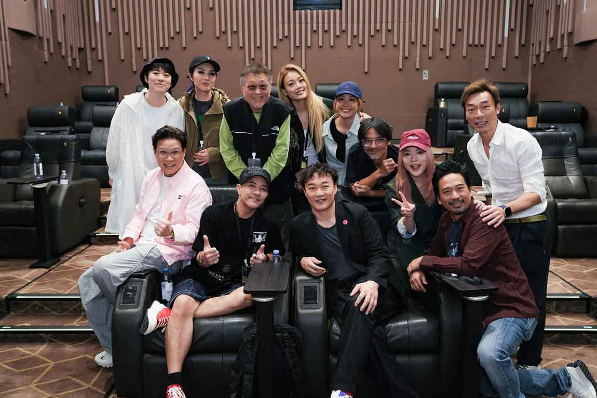 特別邀請了圈內的好朋友們來觀看演唱會紀錄片