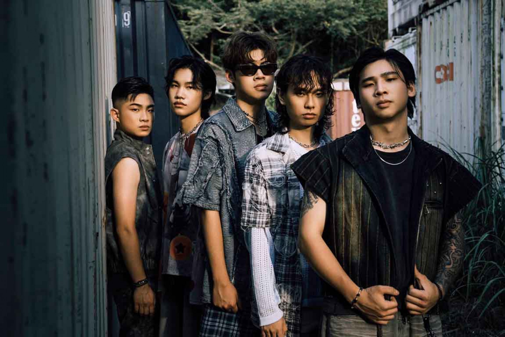 MV導演特地選在遼闊的山中,讓五位團員奮力吼出渴望被理解的心情