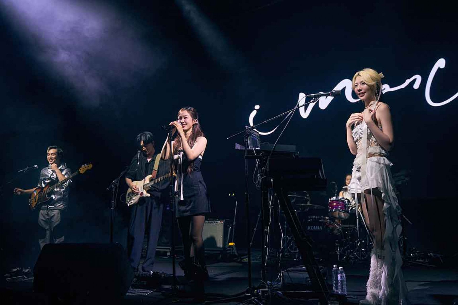 ANGIE安吉(中間)、I Mean Us