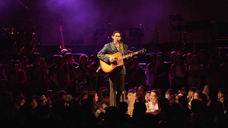 柏霖演唱會台北場 演唱一半忍不住落淚一度哭到唱不下去 歌迷全力接唱