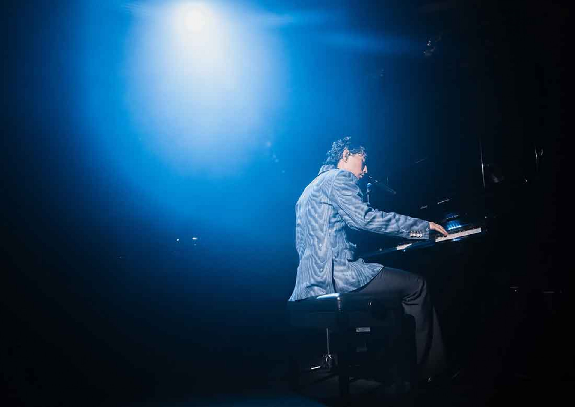 鋼琴自彈自唱開場 首次挑戰下足苦功 〈走火入魔〉配合鋼琴+舞姿