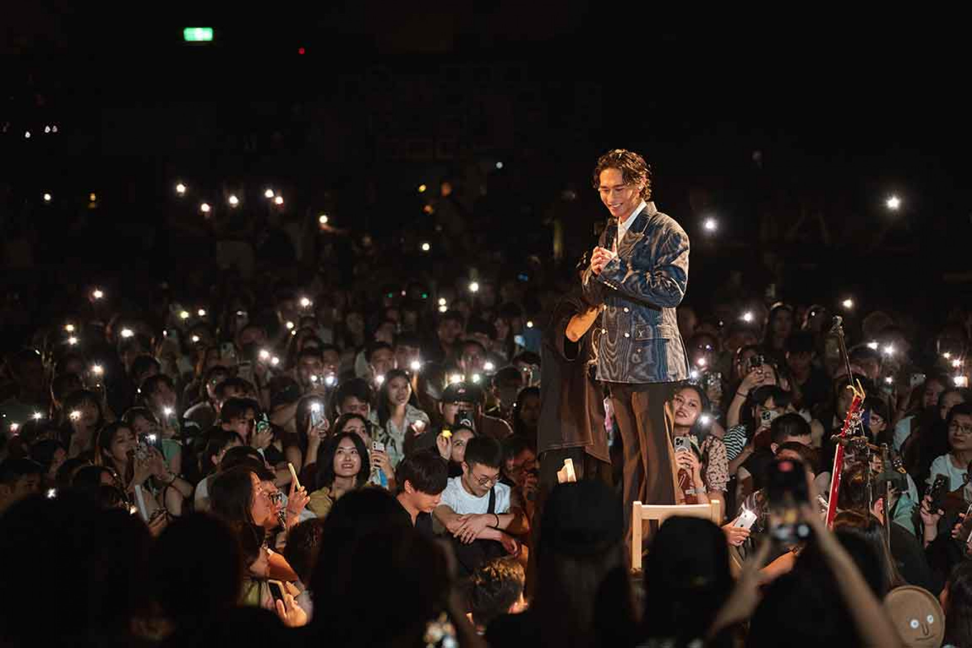 中場走入觀眾群演唱 以幾乎零距離的方式連唱4首歌