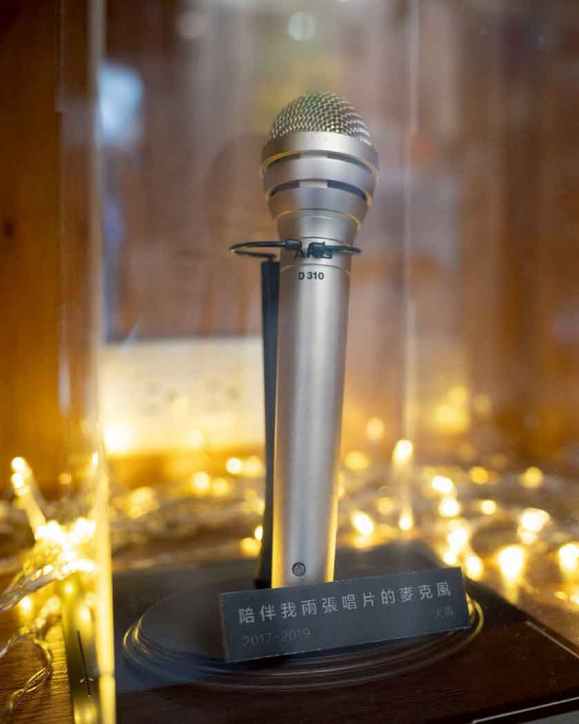 【Run, Run, Run! 傻瓜唱片行】POP UP行動車展出犬青麥克風。(相信音樂提供)