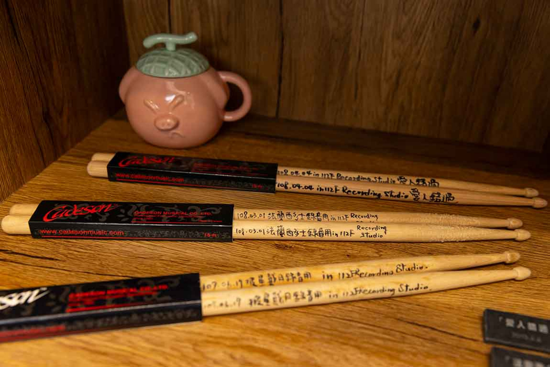 【Run, Run, Run! 傻瓜唱片行】POP UP行動車展出哲謙的鼓棒。(相信音樂提供)