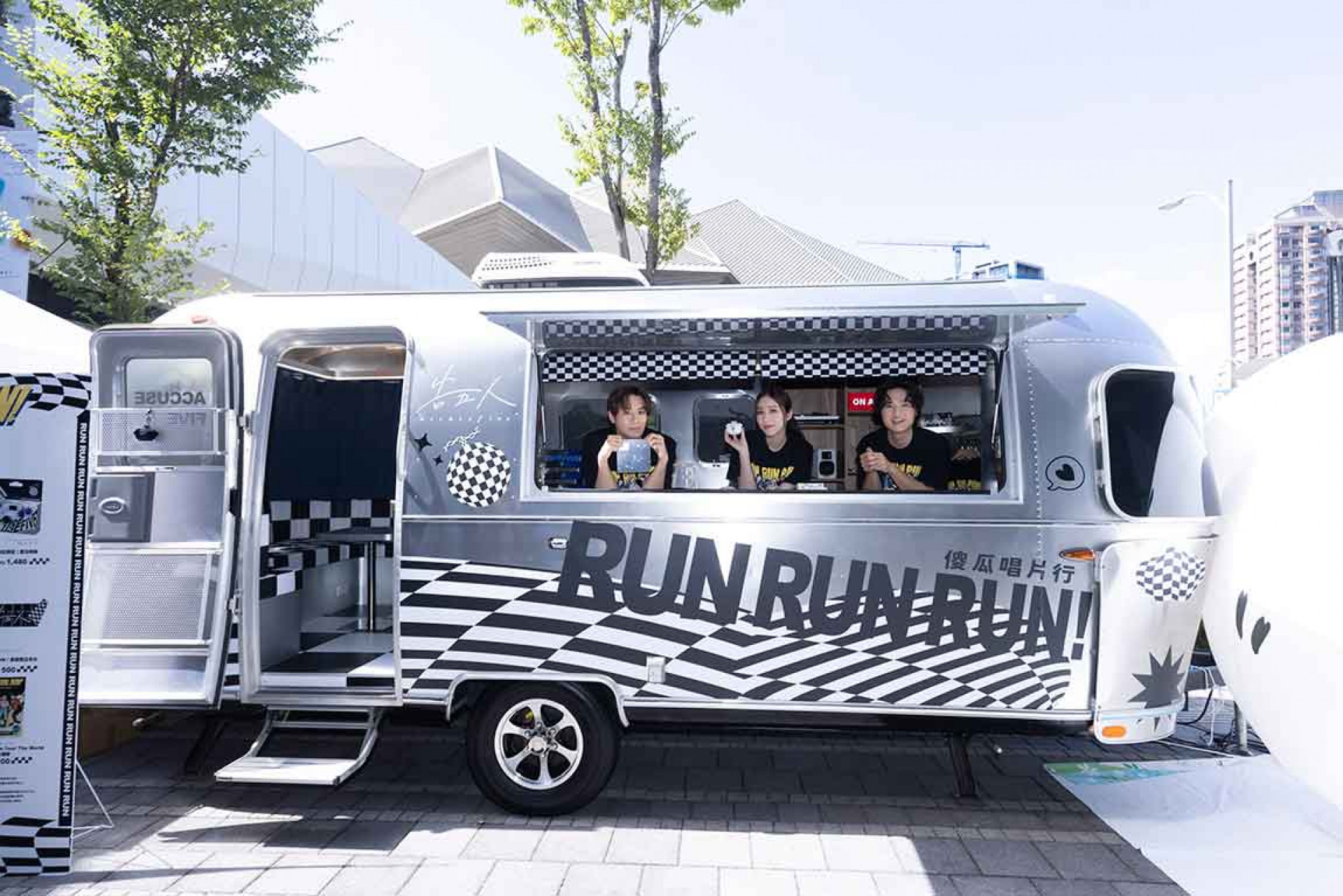告五人守住要命又浪漫的傻瓜信仰，打造出一台【Run, Run, Run! 傻瓜唱片行】POP UP行動車。（相信音樂提供）