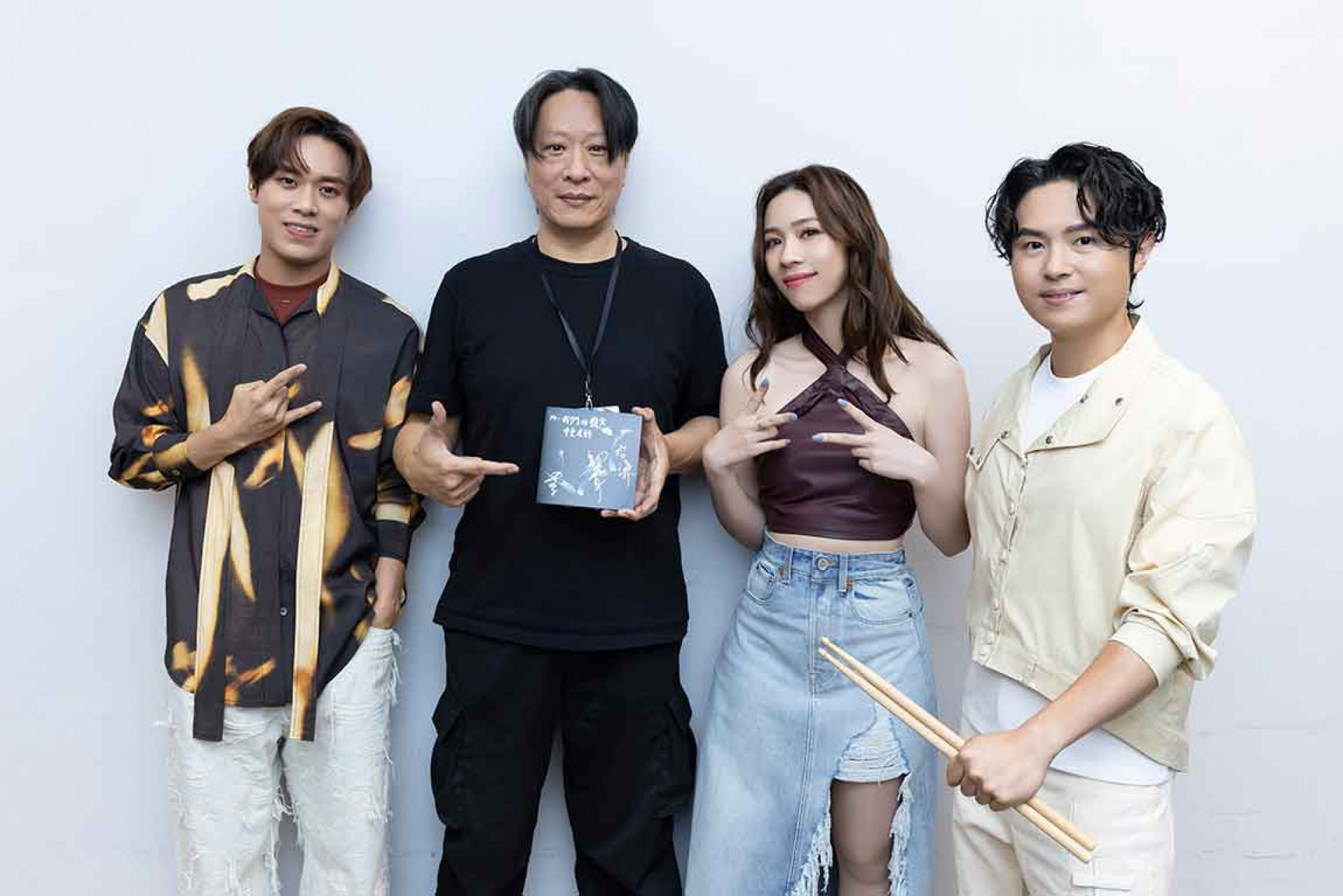 告五人新專輯回歸Live House世界巡演邀請吉他教父黃中岳老師擔任音樂總監。(相信音樂提供)