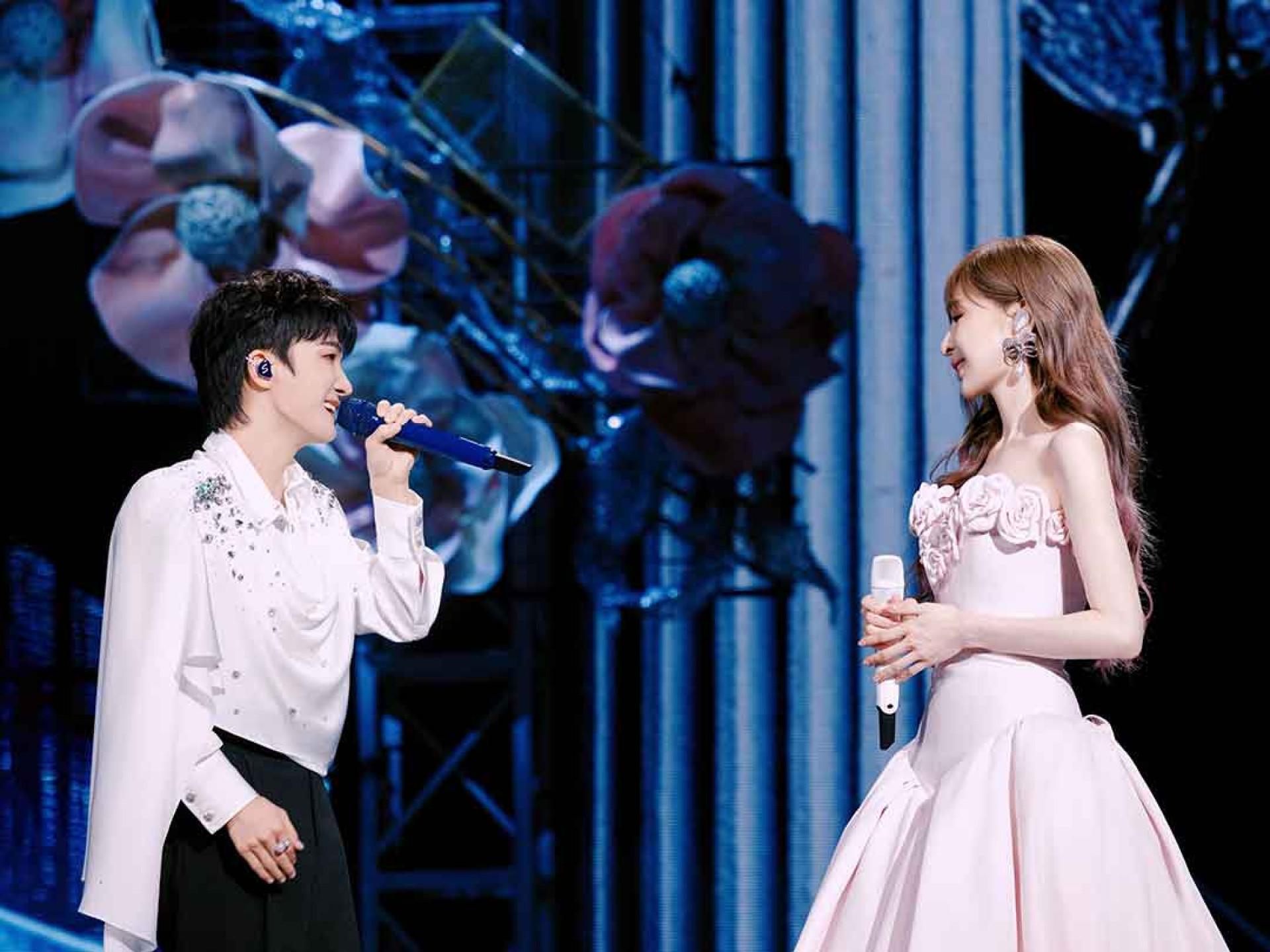 周深(左)強勢助陣《大眠》撩動全場氛圍