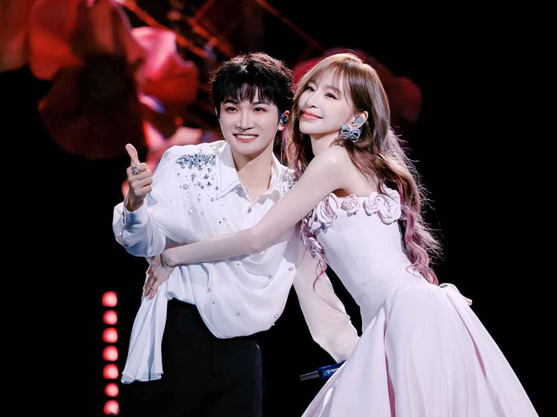 周深(左)強勢助陣,兩人夢幻合唱《大眠》全場尖叫不斷