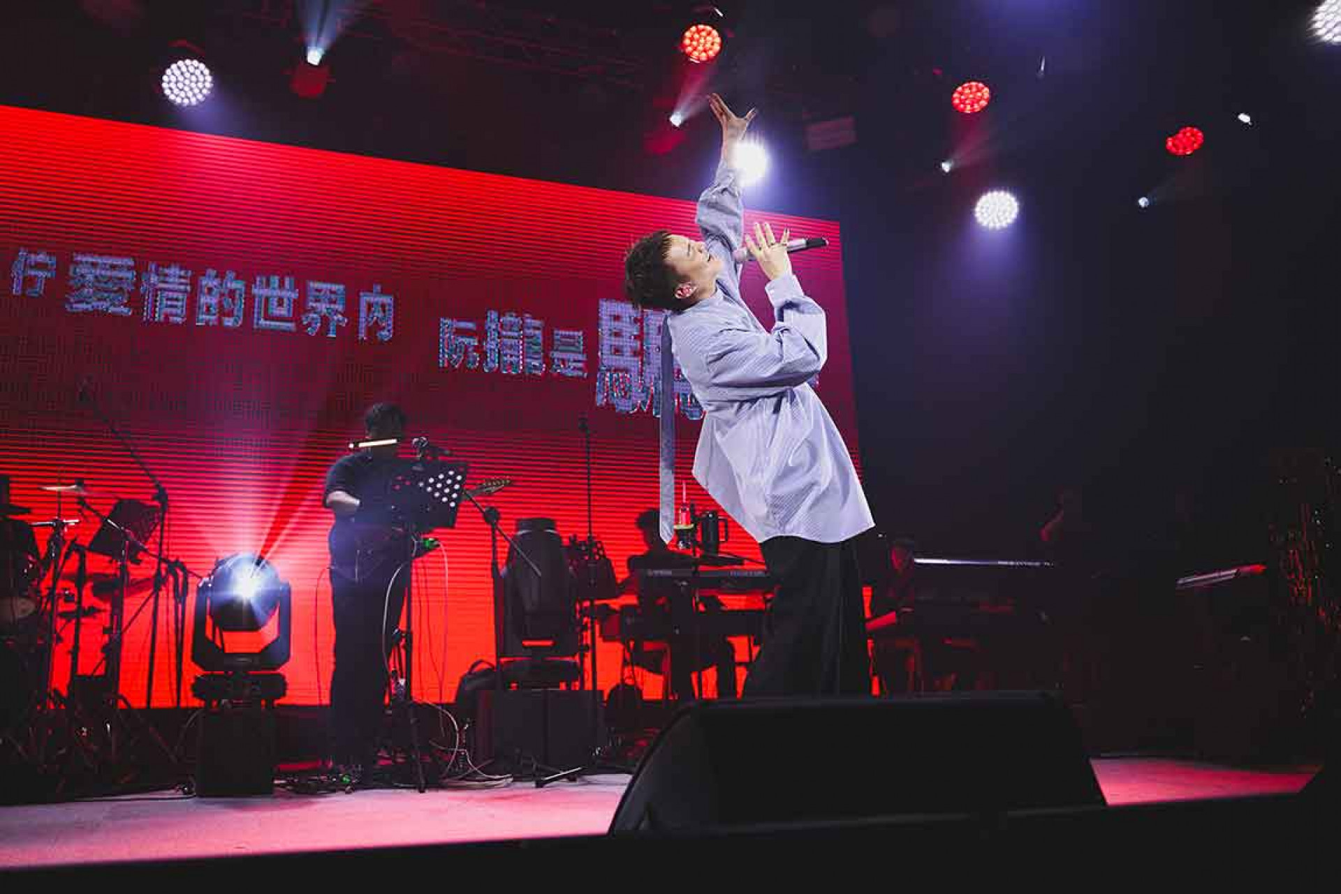 駐唱大舞廳時光！許富凱熱唱〈愛情恰恰〉、〈舞女〉、〈春風少年兄〉、〈煞到你〉、〈愛情的騙子我問你〉忘情扭動屁股-粉絲要求下台互動