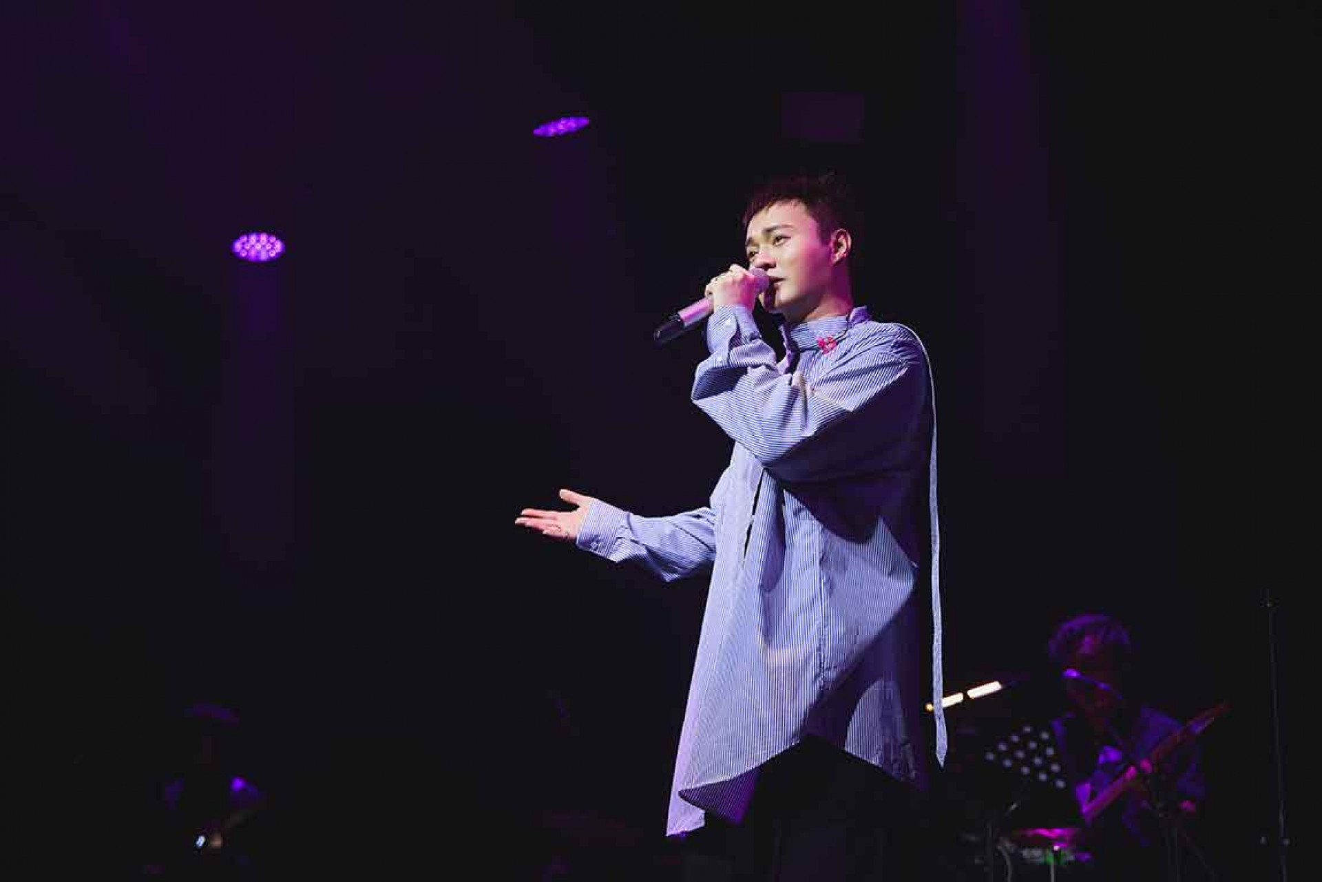 許富凱為高雄獻唱〈港邊甘是男性傷心的所在〉畫下句點,相約祝大家健健康康,每一年都來聽我唱歌