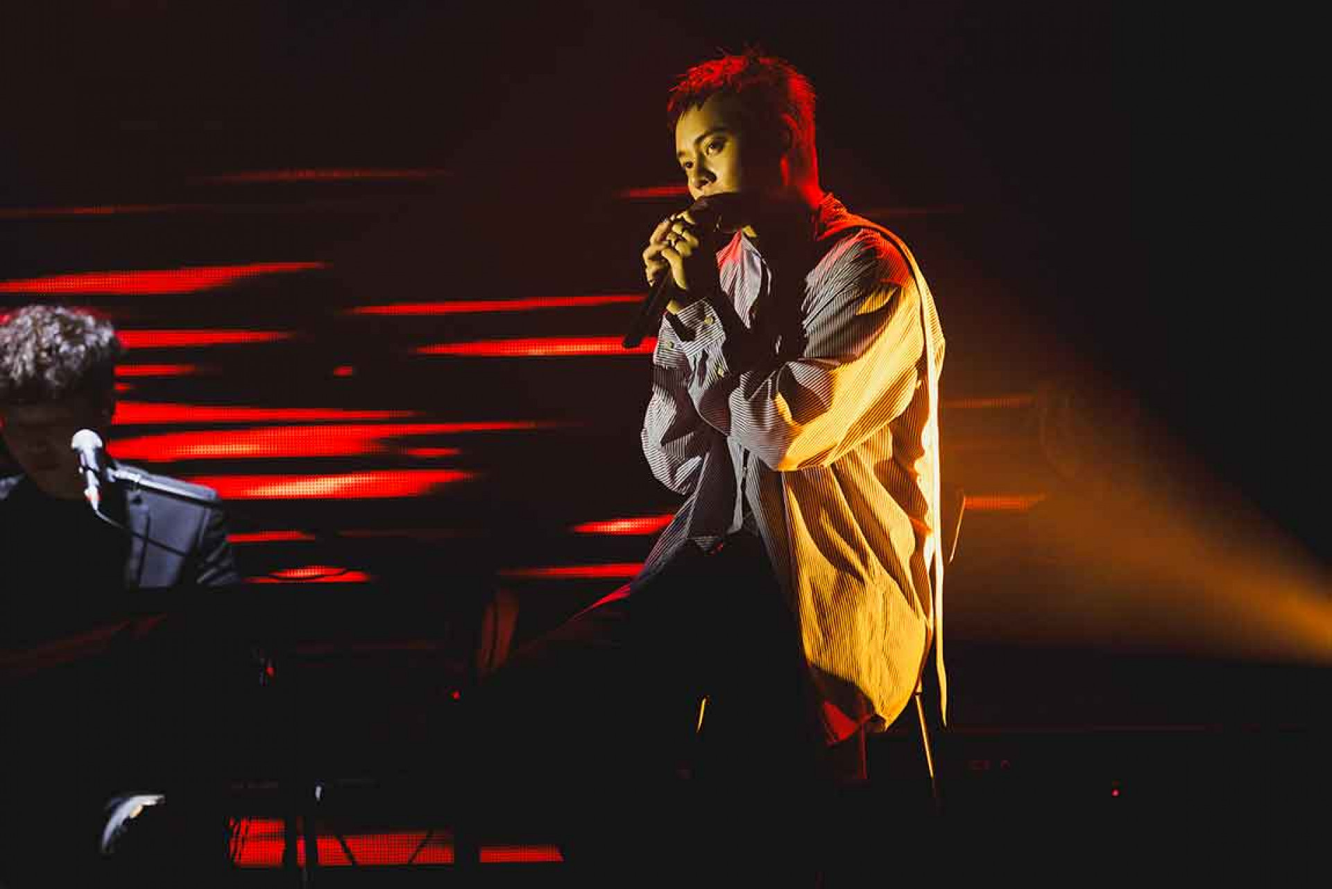 透過許富凱的精湛歌藝,台下不同年紀的男男女女的往事彷彿都被「超渡」了。其中,以「無情」為命題,飆唱了〈感謝無情人〉、〈我不是無情的人〉、〈無情放袂記〉讓台下聽得感動滿滿!