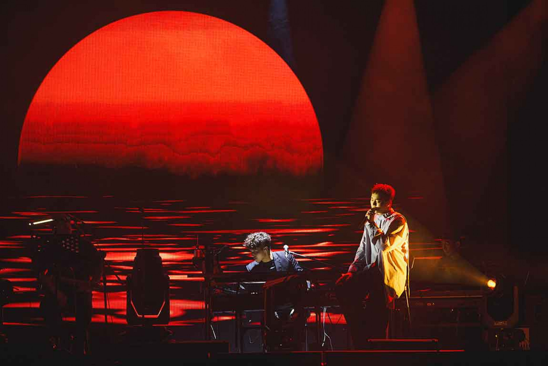 演唱會開場以〈惜別的海岸〉作為序幕,更以天后江蕙經典歌連發,〈不想伊〉、〈你著忍耐〉把全場氣氛立刻炒熱!許富凱台中與高雄開場更分別細數黃乙玲與江蕙多首經典好歌