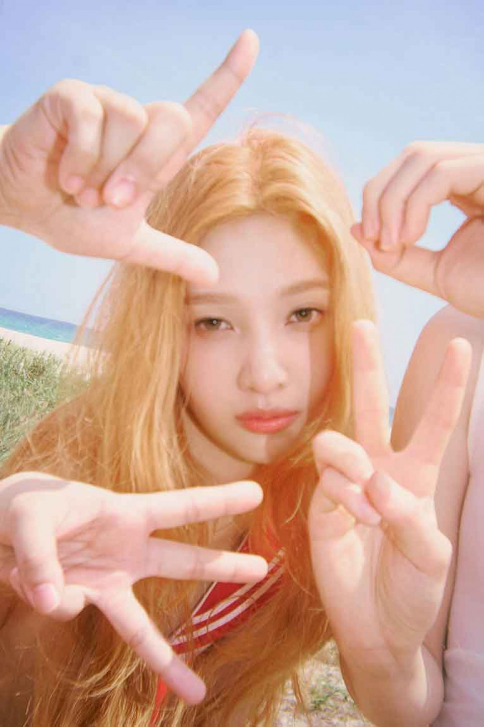 根據歌曲的夏季氛圍，舞蹈以手勢直觀地表現“L-O-V-E”歌詞成為一大亮點