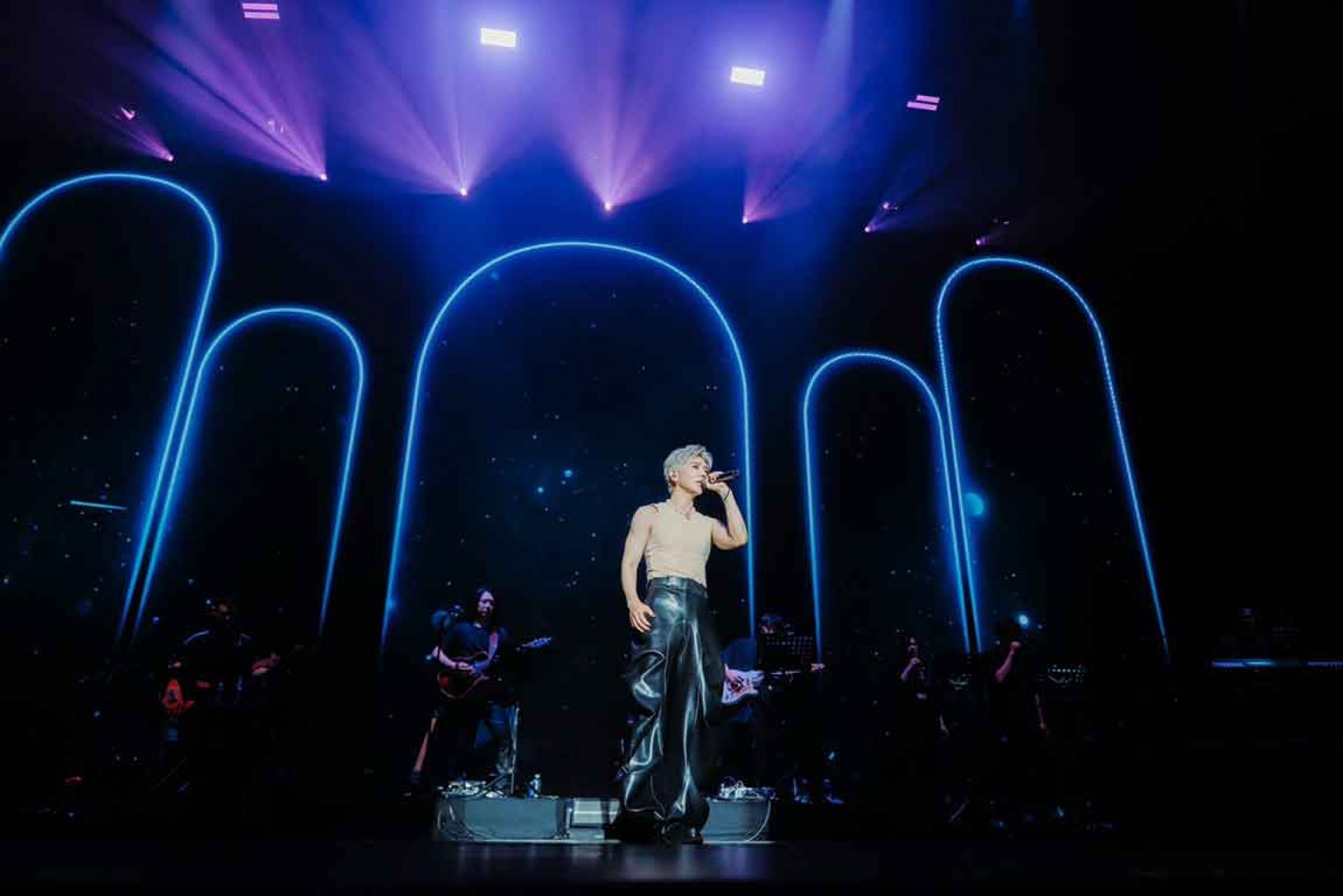 Bii換上緊身背心的帥氣造型,帶來一段苦練多時的勁歌熱舞