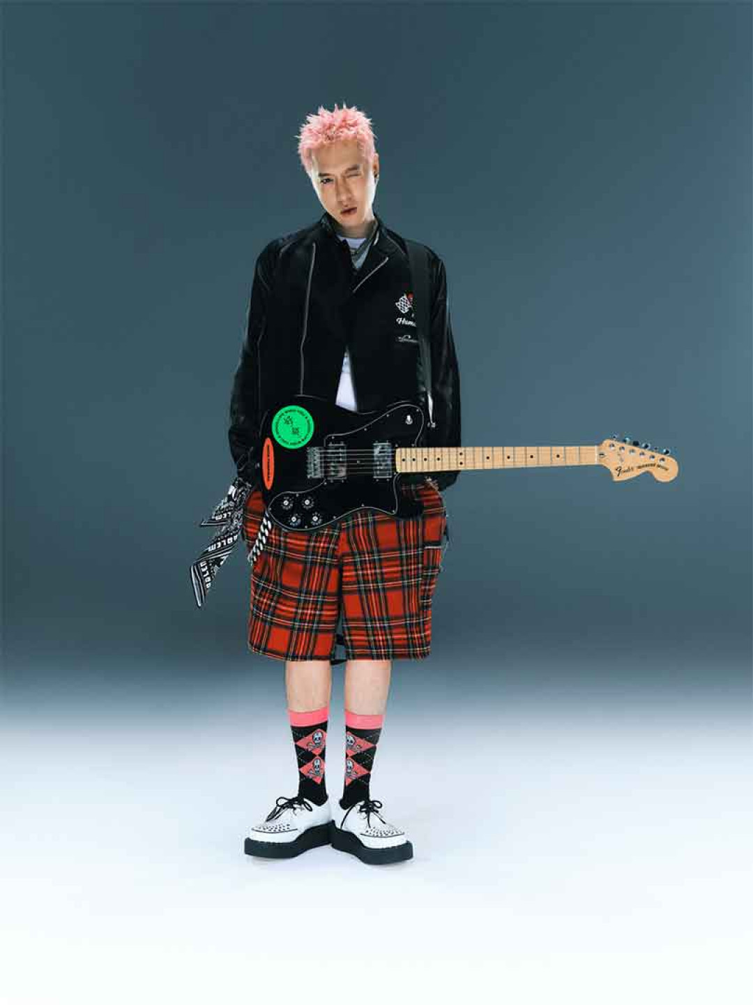 粉紅龐克搖滾、英倫風格制服 刷電吉他的熱音社i人學長電暈全網