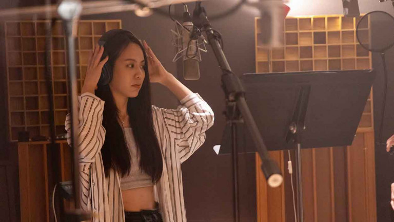 aDAN薛詒丹首度嘗試書寫情歌 女中音聲線展現「戀愛的甜感」說道：「唱到魚尾紋都多了兩條！」