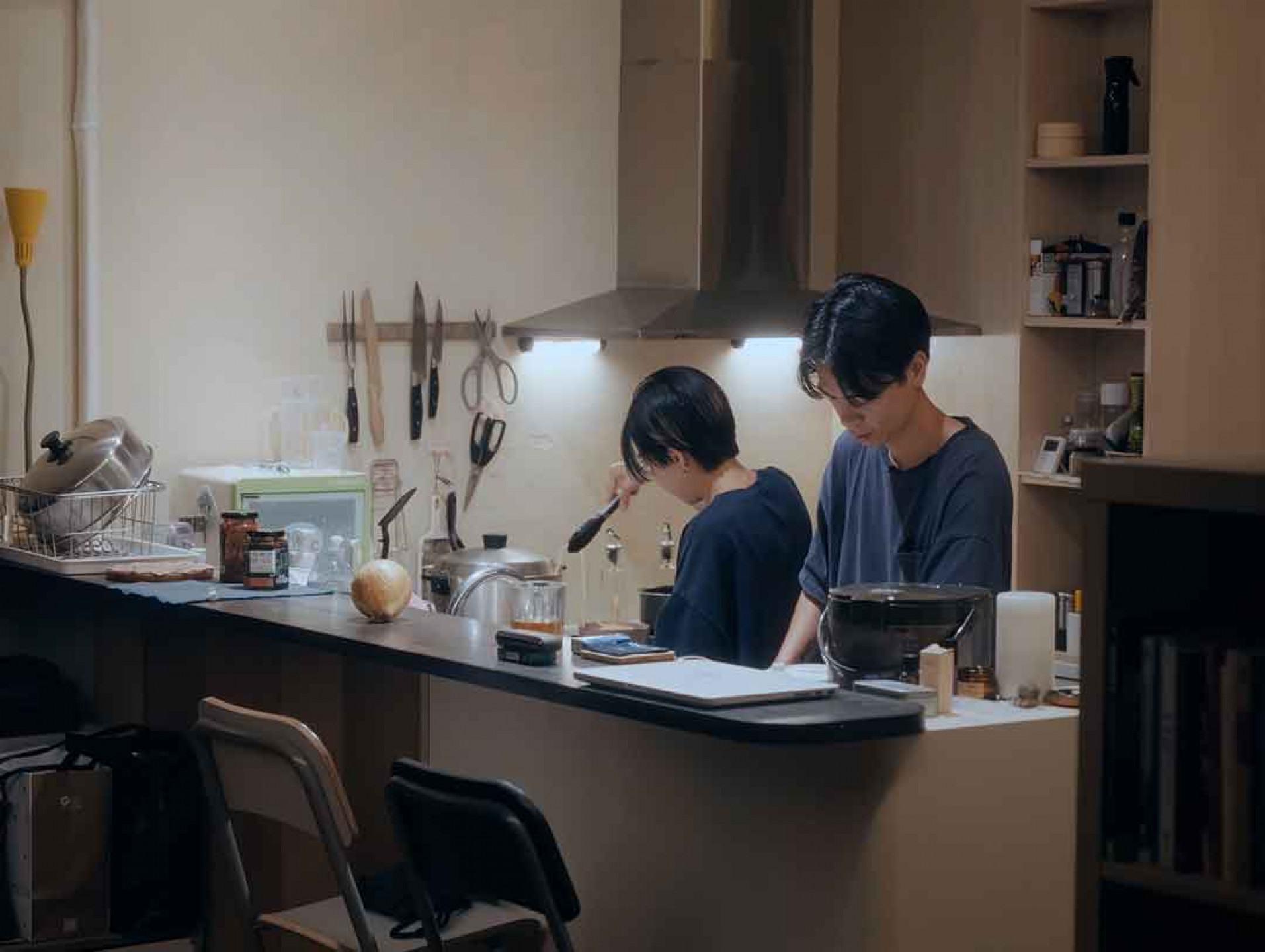 aDAN薛詒丹：「當初在社群看到他們的日常煮食reels時，就被那種不加修飾的幸福氛圍打動，因此誠摯邀請兩人授權影像。」
