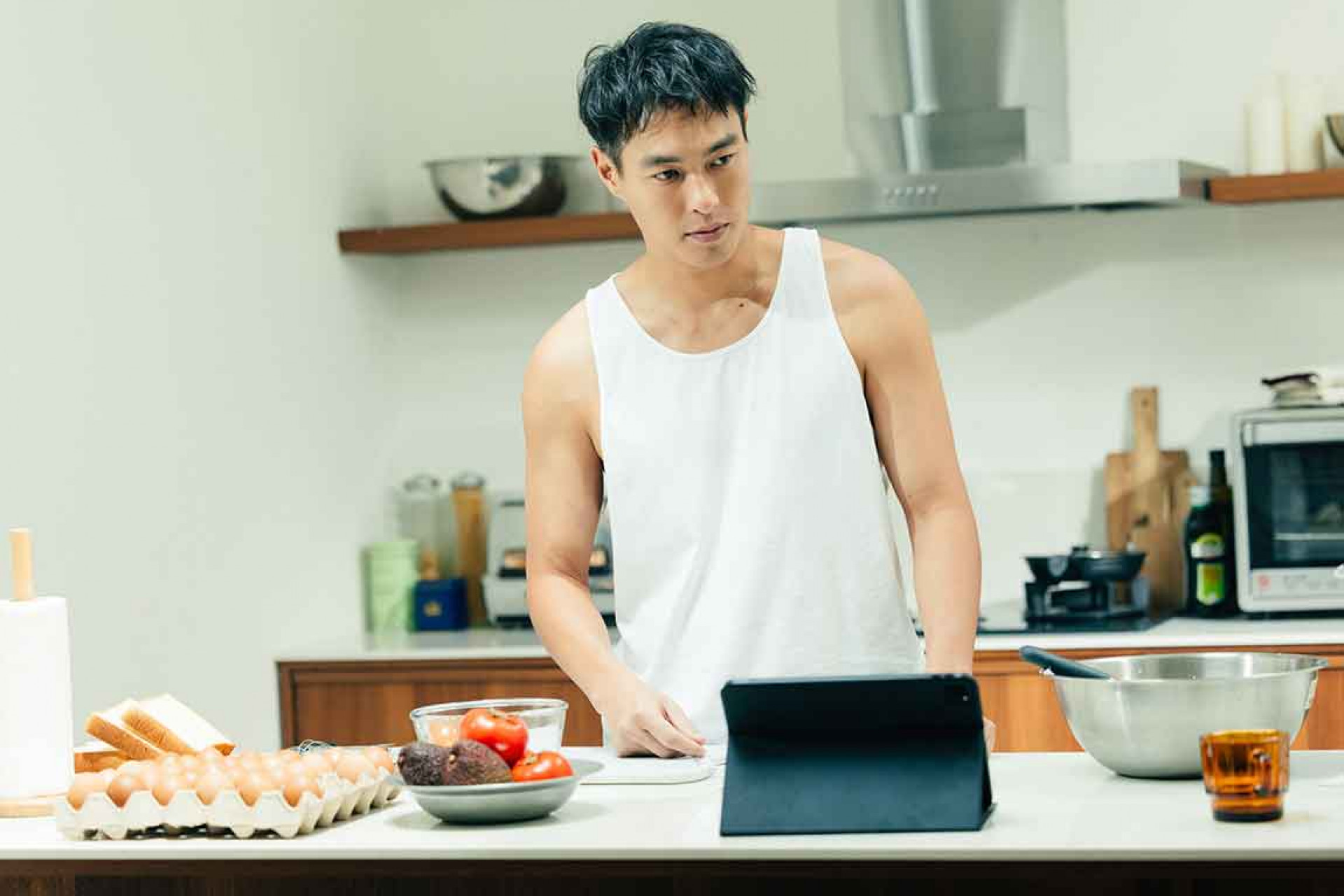 楊祐寧擔任MV男主角,每天早晨跟著美食家陶喆的直播節目學習料理