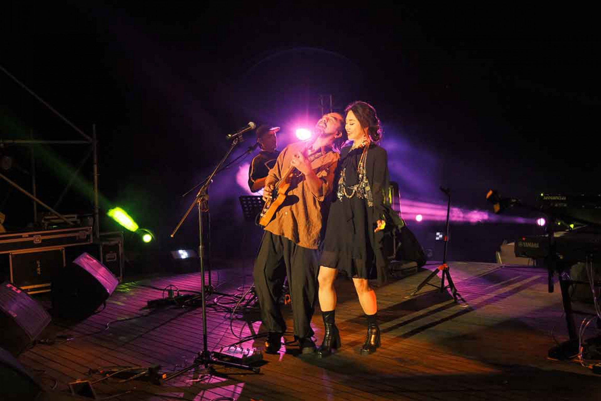 《Love’s in the Air愛瀰漫》錄音時Savi常累到直接睡在沙發上,那些過程雖然混亂,卻充滿愛與默契——讓這張專輯有了真正屬於「夫妻專輯」的氣質與平衡。 (圖/風潮音樂 提供)