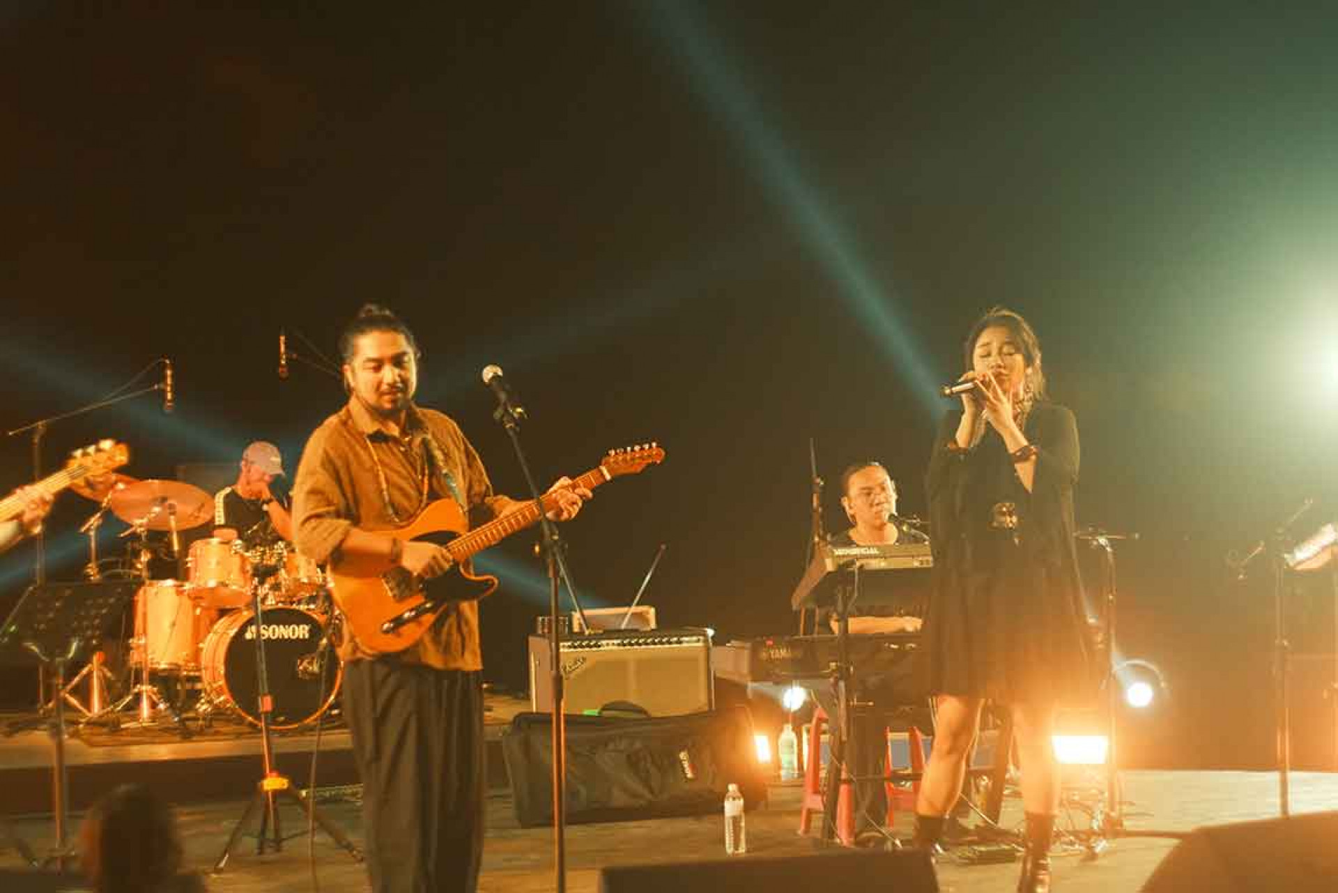 從詞曲、錄音、文案、設計到MV編導,屋瑪客夫婦兩人幾乎全程參與。Savi不只演唱,也投入企劃、寫詞、作曲與專輯設計;Sakinu除了彈奏與編曲,更親自監製整張作品。 (圖/風潮音樂 提供)