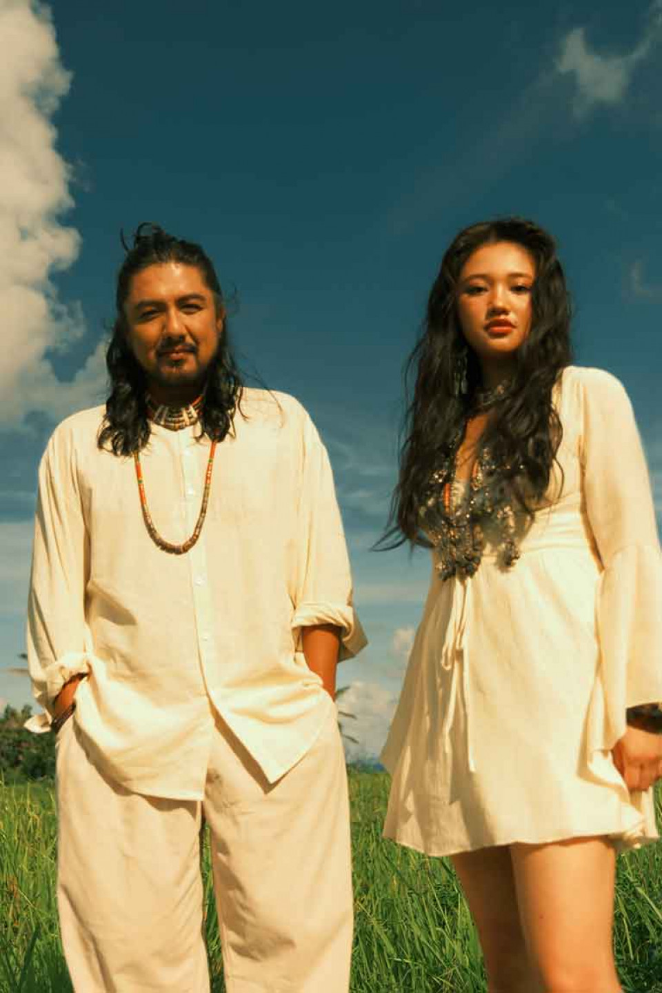 來自台東的音樂創作夫妻檔「The Umaq屋瑪客夫婦」,由排灣族的Sakinu(阿輝)和布農族的 Savi(莎飛伊)組成,把十年來的生活故事寫進母語專輯《Love’s in the Air愛瀰漫》。 (圖/風潮音樂 提供)