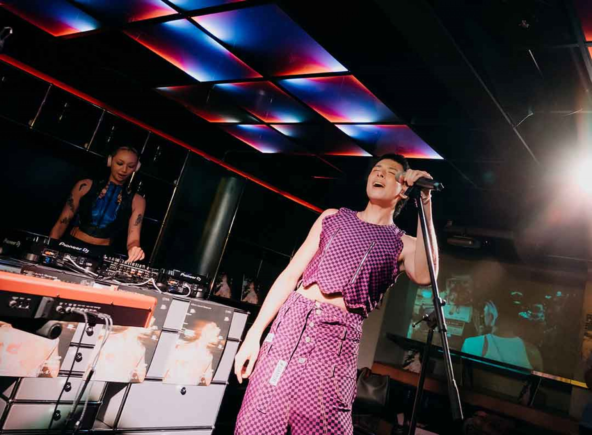 此次Showcase亦以派對形式呈現,透過DJ × Vocal現場演出打造沉浸式氛圍。DJ 傅昱(左)、NIO(右)