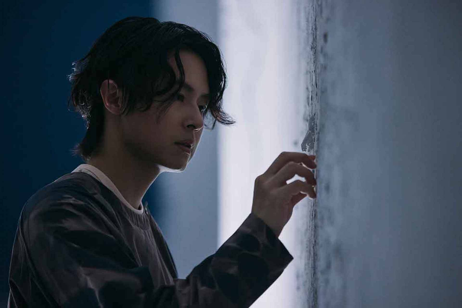 哲謙在犬青錄音時在旁默默給予支持。(相信音樂提供)