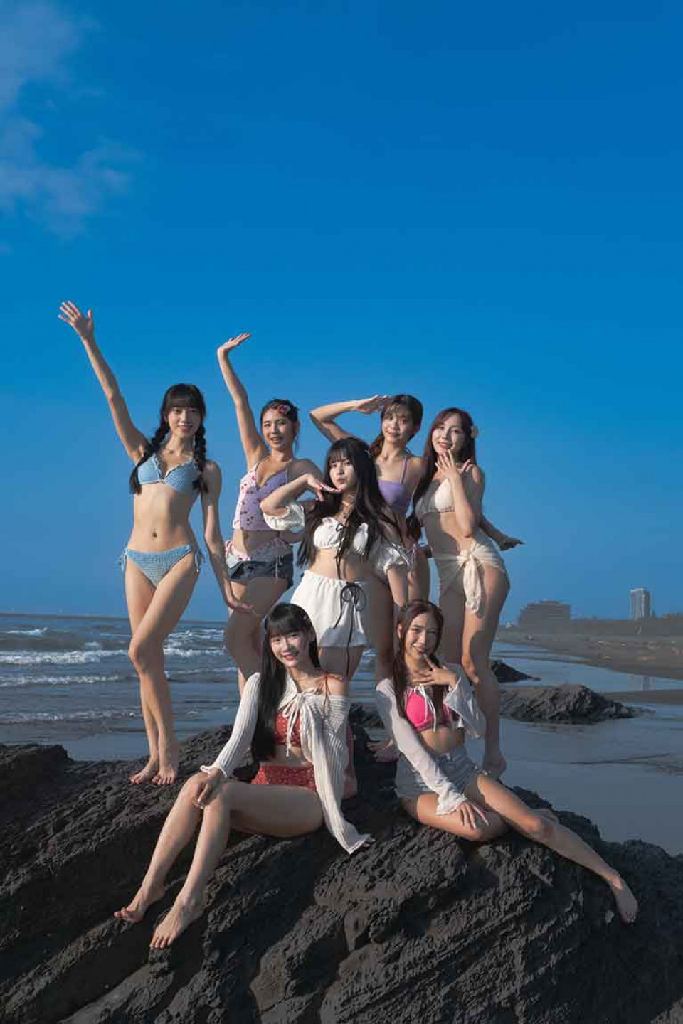 女神們助攻！啦啦隊姊妹們力挺合跳（俐蓁（中），左起順時鐘：闕闕、黑黑、蔓妮、沛沛、文彣、昆娜QUEENA）