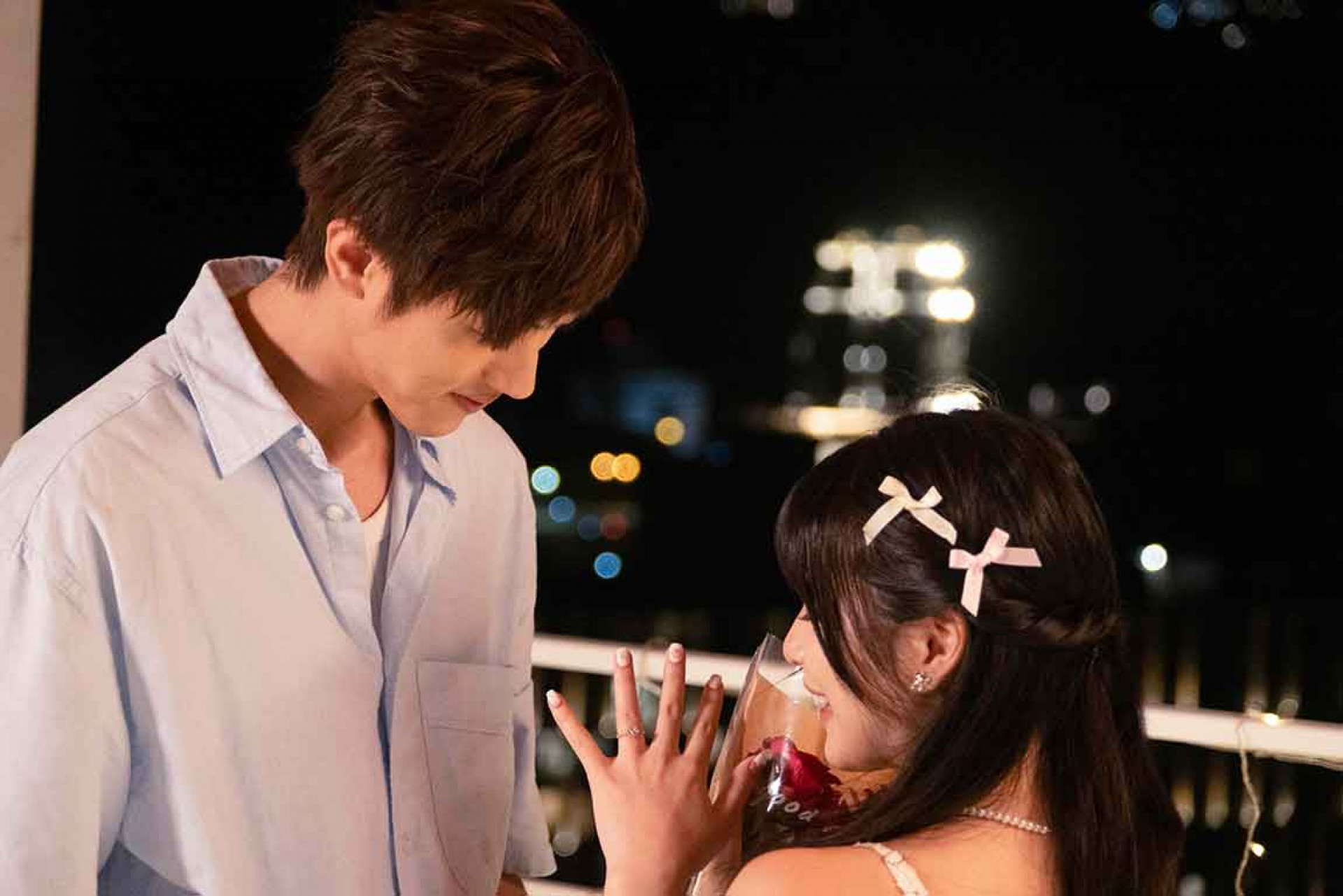 俐蓁Lizhen倒進范姜彥豐懷裡! 親密戲連發超浪漫