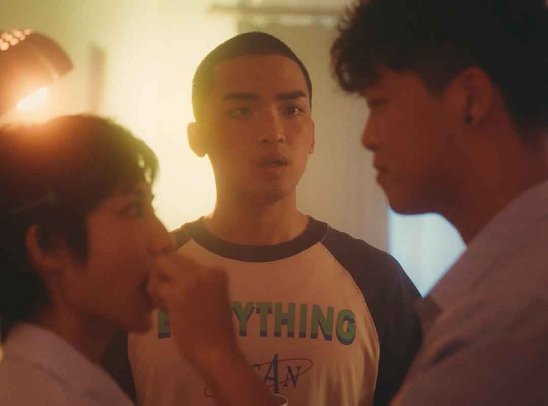 三人在MV中展開高校愛情三角競技場