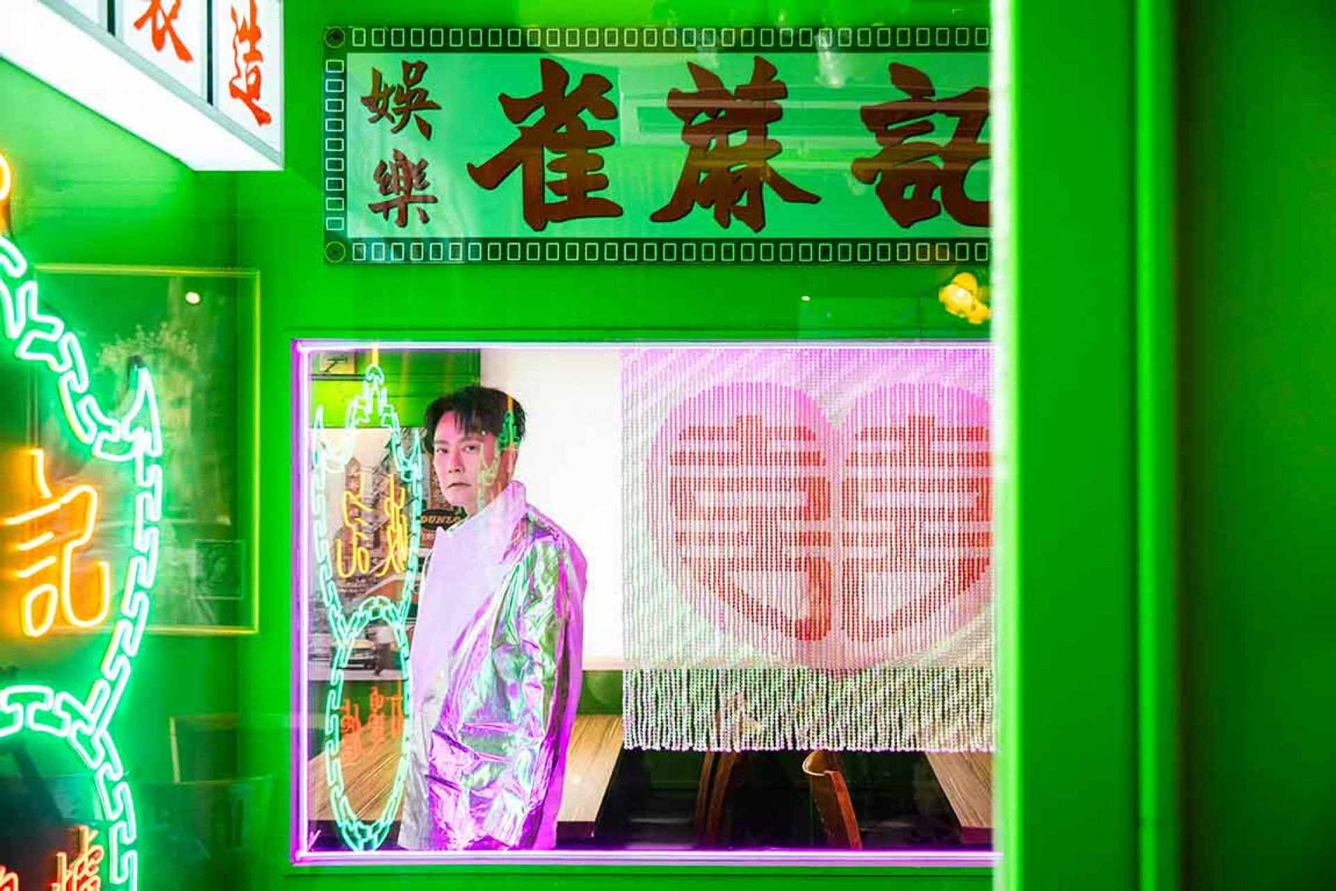 MV有舞蹈、有武術、還有霓虹與城市的穿插，營造一種迷幻氛圍。
