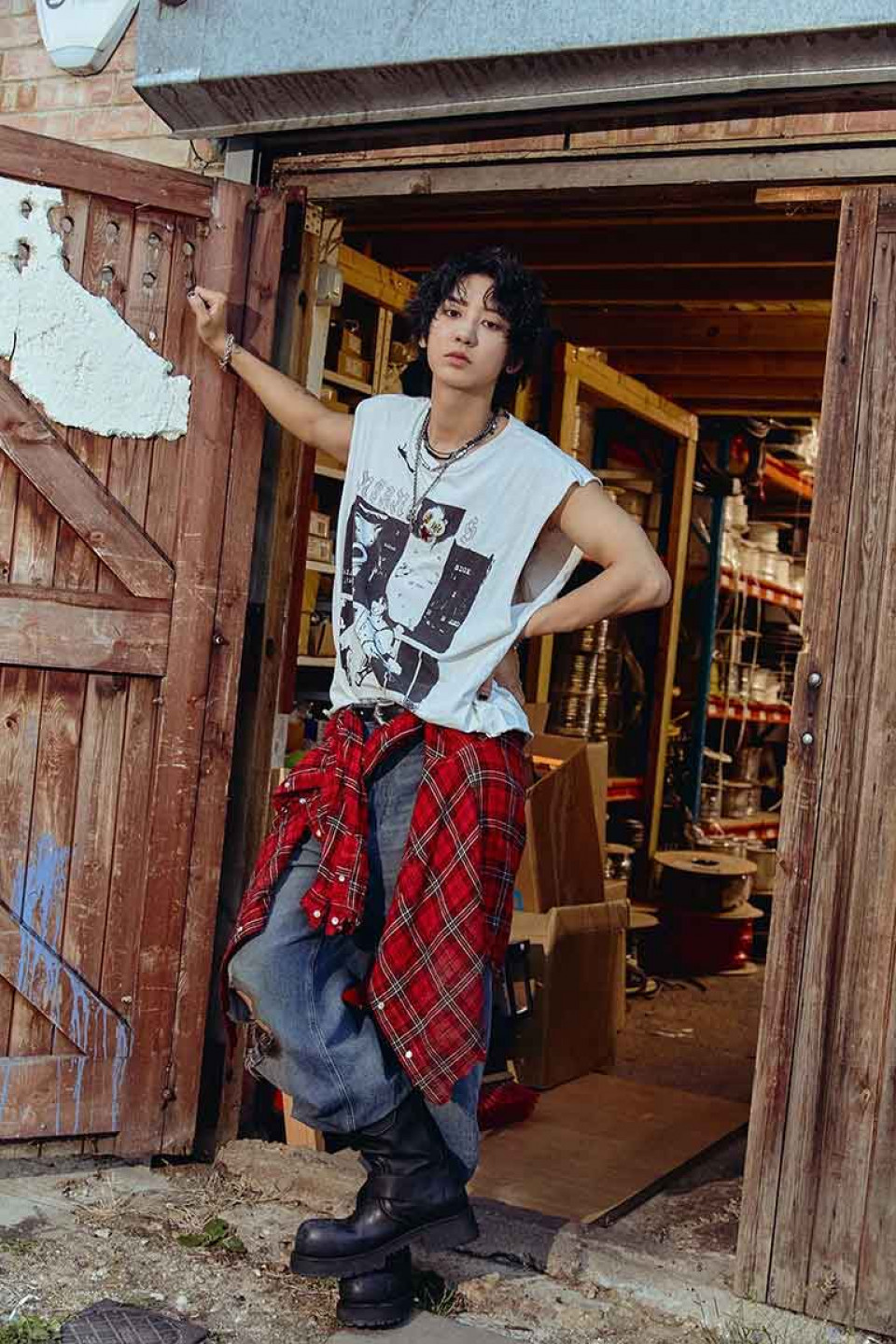 主打歌〈Upside Down〉,是首非常有活力的電子搖滾風格歌曲