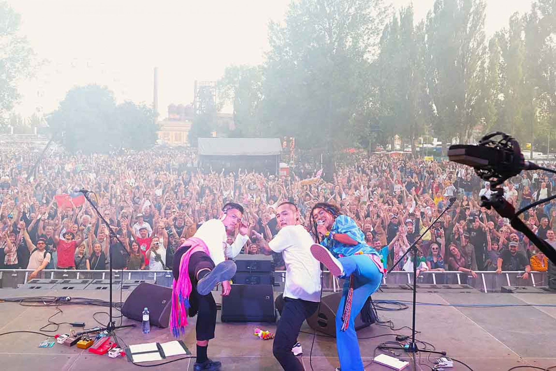 阿美搖滾樂團「漂流出口」在捷克 Colours of Ostrava 音樂節演出,震撼萬名歐洲樂迷。(圖/風潮音樂 提供)