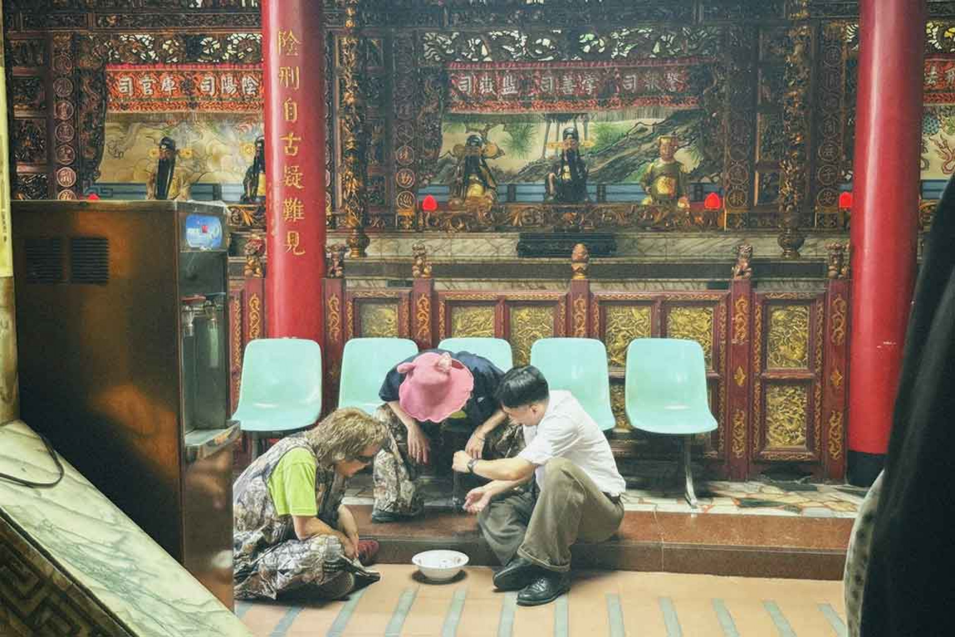 NIKO NIKO TAN TAN與POPO J在MV中,於城隍廟裡玩起骰子