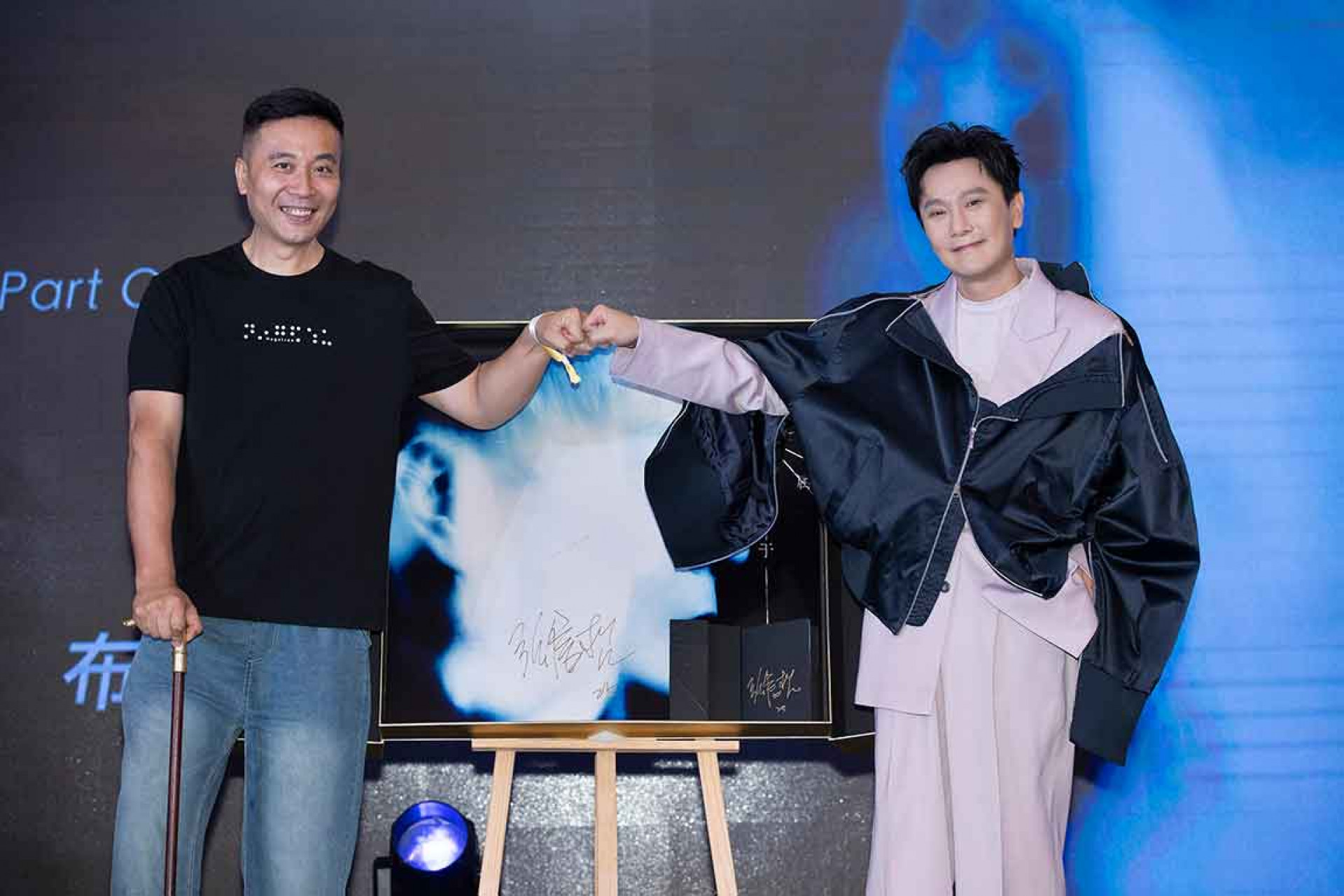 真實故事搬上台!殘疾人咖啡主理人(左)現身記者會 一開口暖哭全場