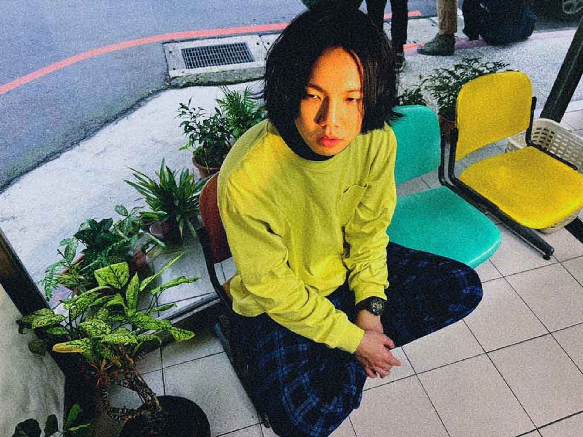 戀情告終仍偷偷關注對方 誠實又傻氣 矛盾心情化做音符 唱出失戀者共鳴