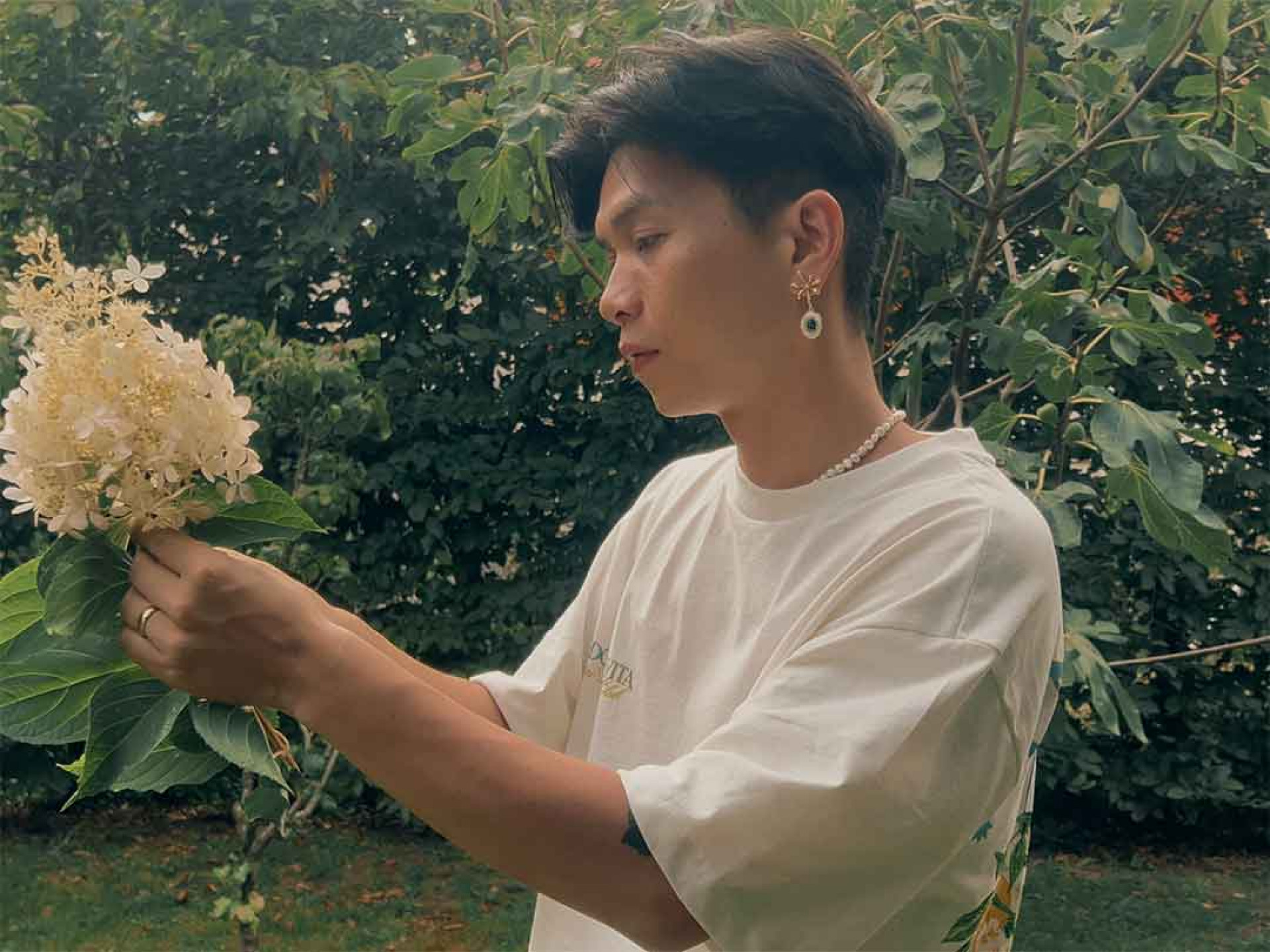 黃宇寒也與當時人在法國的雷擎跨海合作視覺短片,將兩地的春意透過畫面交織。